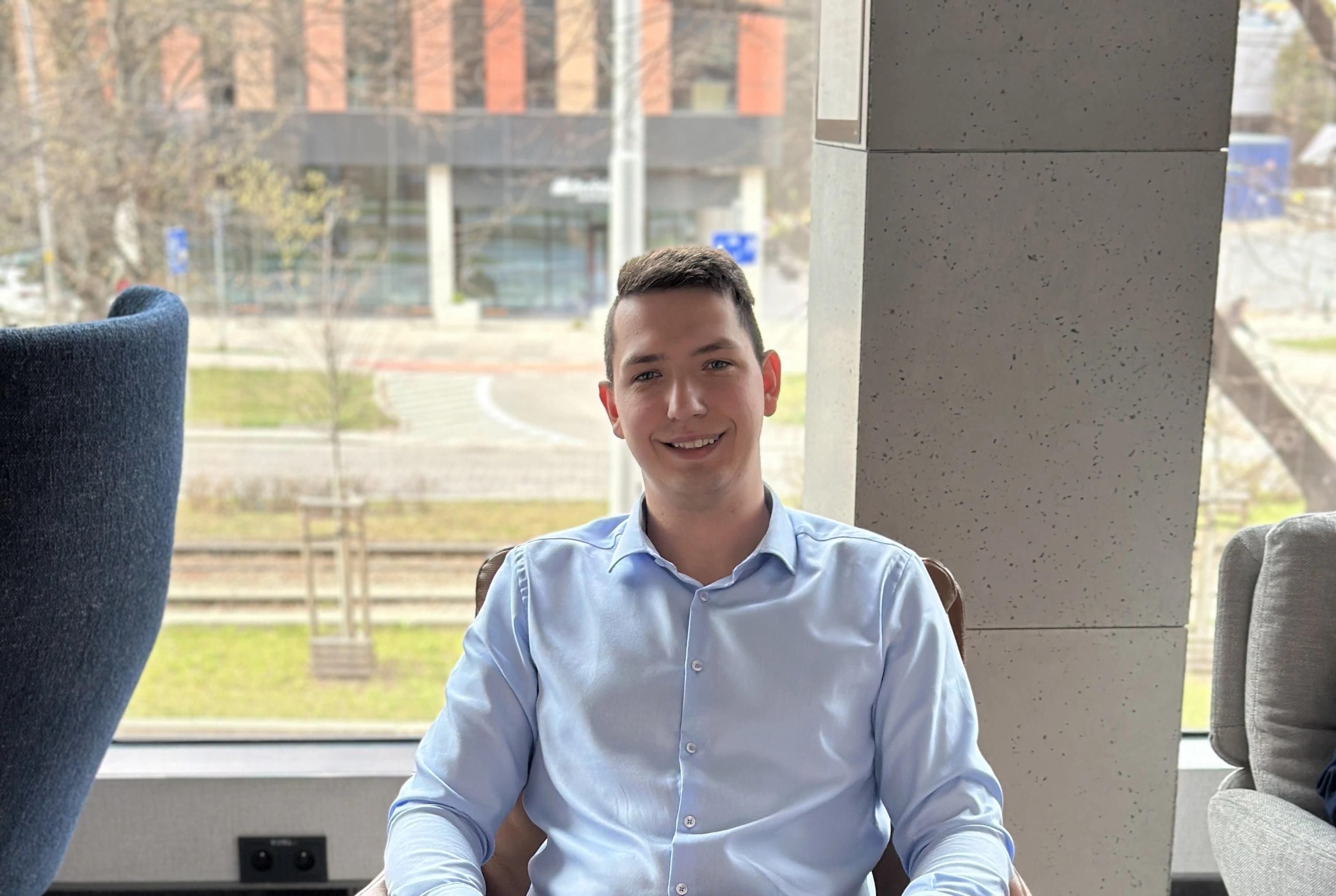 Programista, który tworzy strone internetową za pomocą specjalistycznego kodu.